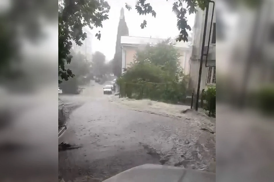 Потоки воды во время дождя в Ялте. Фото: Подслушано в Ялте/tg
