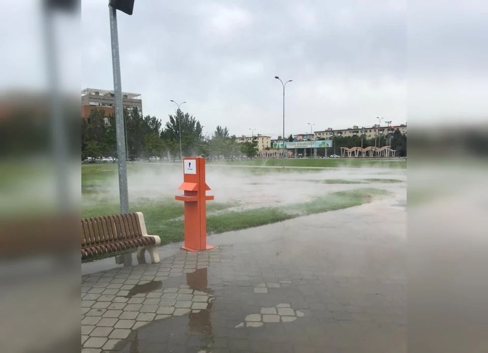 Центр Волжского залило водой из-за коммунальной аварии