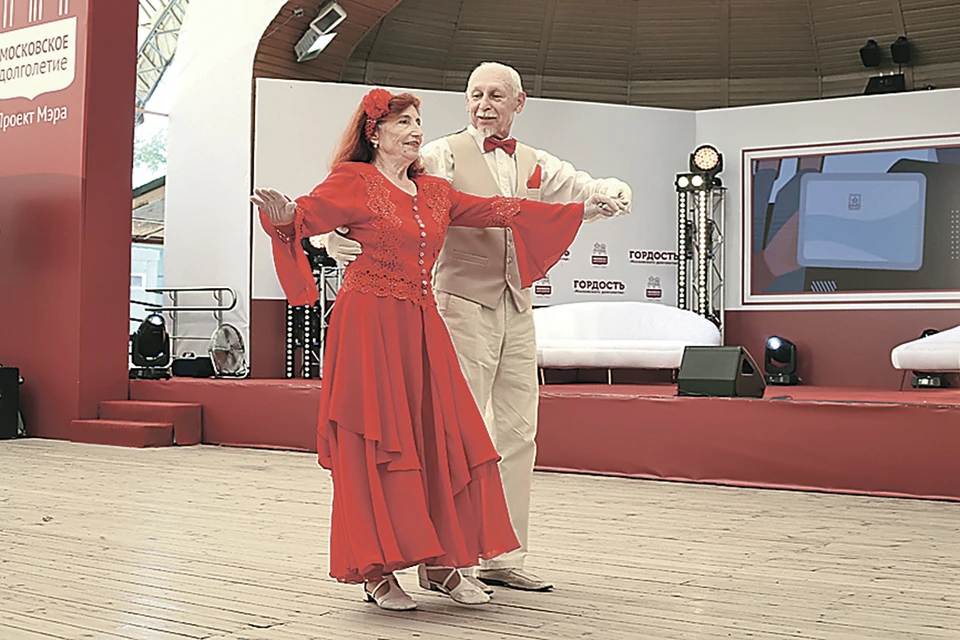 Виктор Устинкин в проекте «Московское долголетие» занимается бальными историческими танцами.