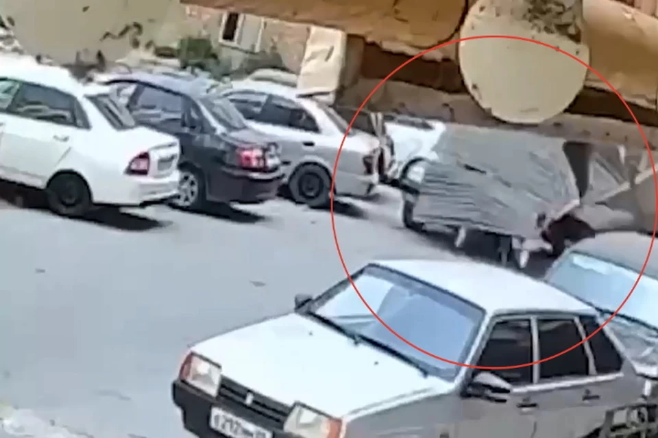 Но врачи скорой помощи все-таки увезли парня в больницу