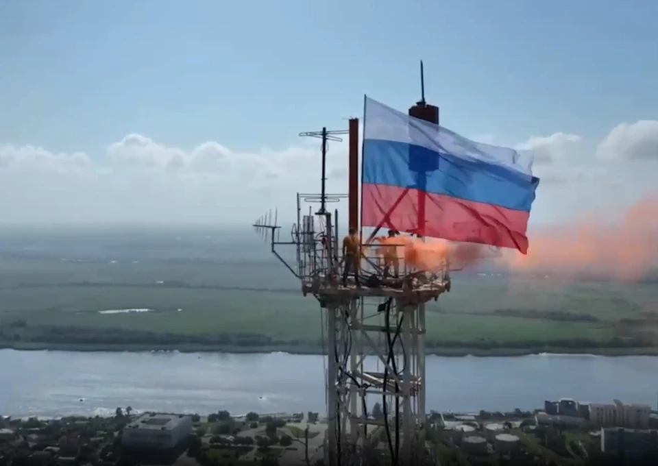 Огромный российский флаг водрузили на самую высокую точку Херсона