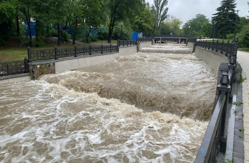 Река Салгир вышла из берегов 26 июня, подтопив и частично разрушив прилегающие территории