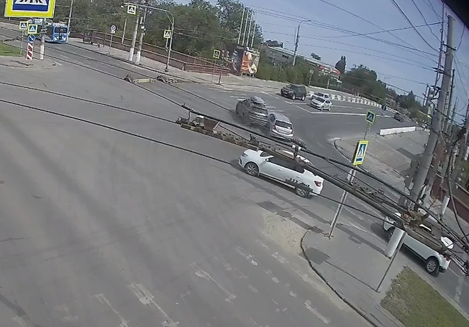 Жесткий удар двух иномарок на перекрестке в Волгограде попал на видео