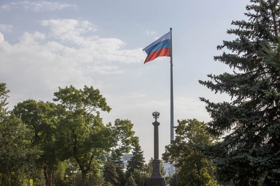 Флагшток установлен в центре курорта, рядом со стелой «Город воинской славы». Фото: администрации Анапы.