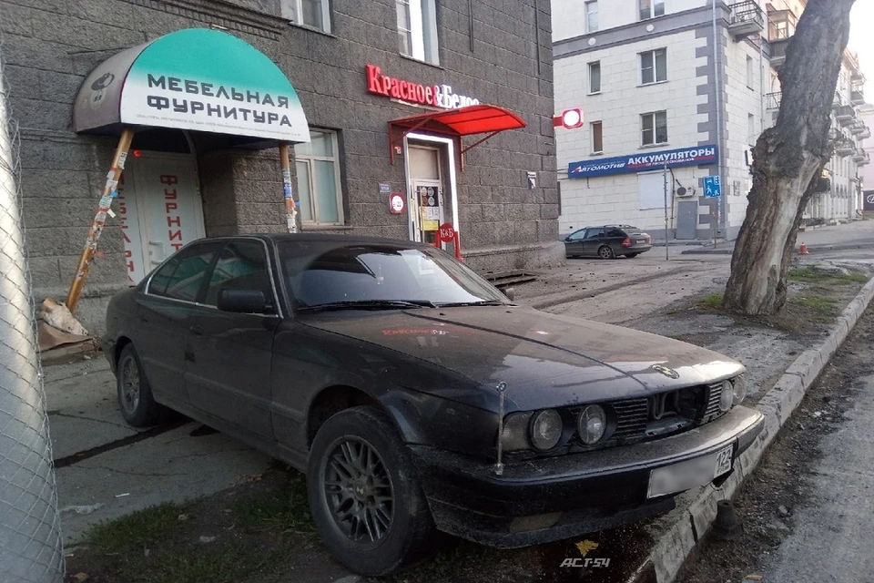 В Новосибирске «БМВ» вылетел на тротуар на проспекте Дзержинского. Фото: "АСТ-54".
