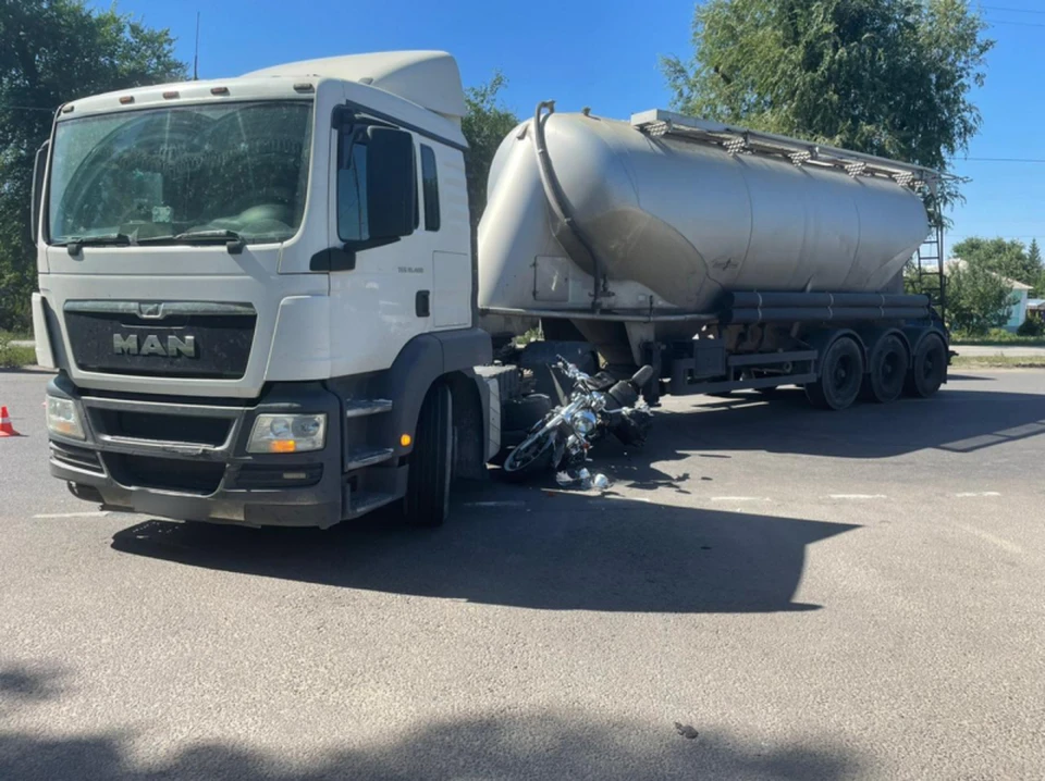 Мотоцикл угодил под одно из задних колес грузовика.
