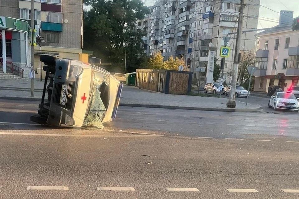 Город48ру новости. Улица авария скорая перевернулась.