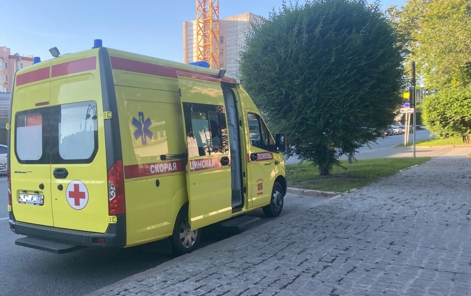 В Тюмени медики не смогли дозвониться в домофон, пациентка умерла.