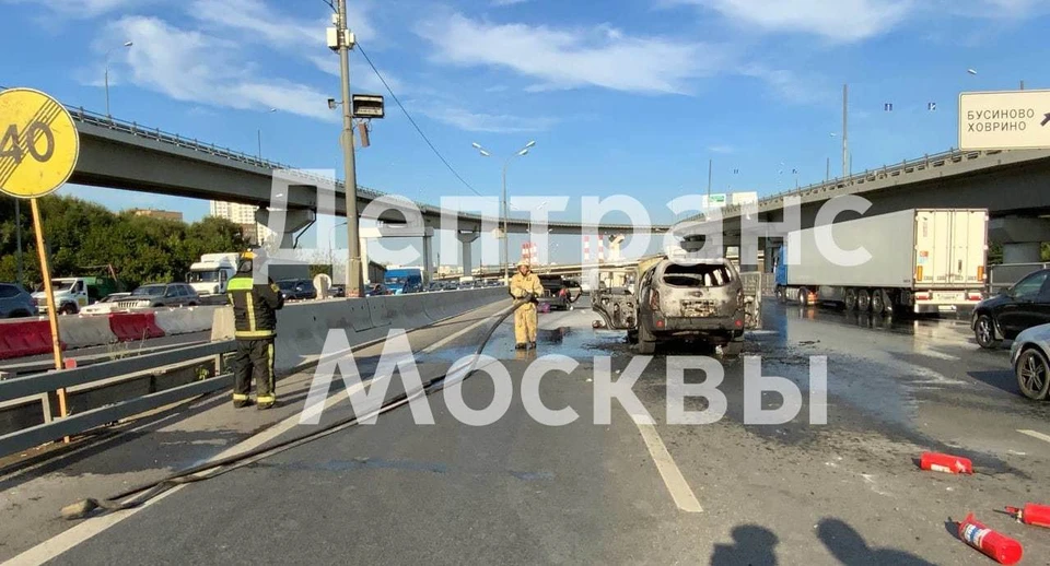 На внутренней стороне 77 км МКАД (в районе СВХ) загорелся автомобиль