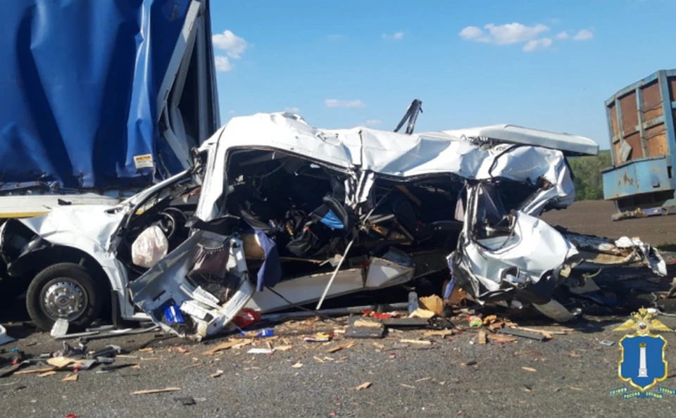 Фура на большой скорости врезалась в микроавтобус с людьми. Фото: ГУ МВД по Ульяновской области