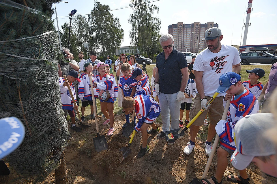 Прославленные хоккеисты заложили еловую аллею возле спорткомплекса в Домодедово.