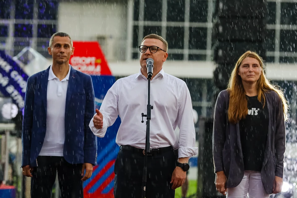 Алексей Текслер не стал прятаться под навесом и продолжил речь