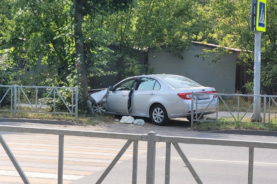 В Рязани автомобиль вылетел на тротуар и врезался в дерево. Фото: Алексей ЦИПИНЬО / ПУВР.