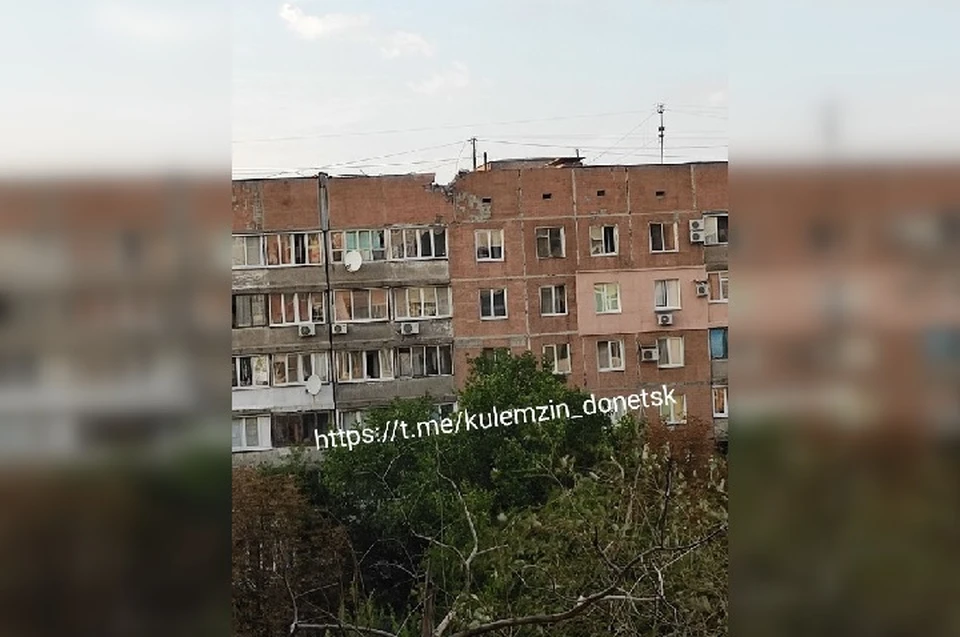 Один из снарядов украинских боевиков повредил стену жилого дома в Кировском районе Донецка. Фото: Кулемзин/ТГ