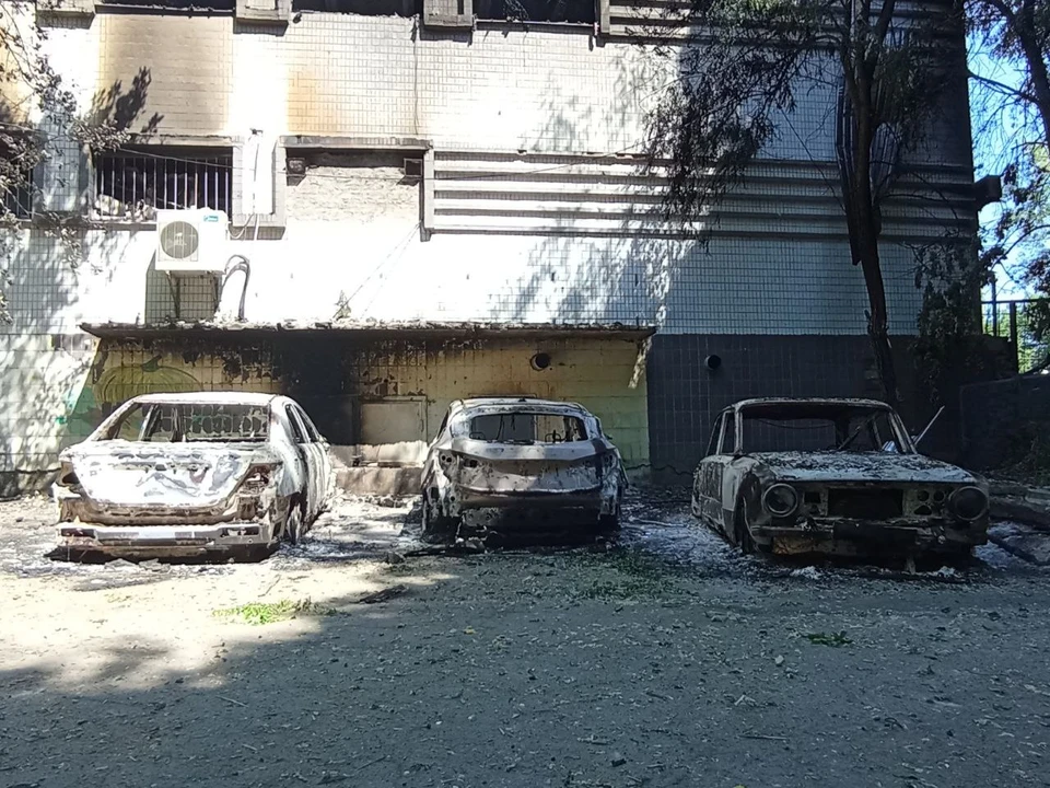 Сгоревшие машины – нередкое зрелище во дворах многоэтажек в ДНР