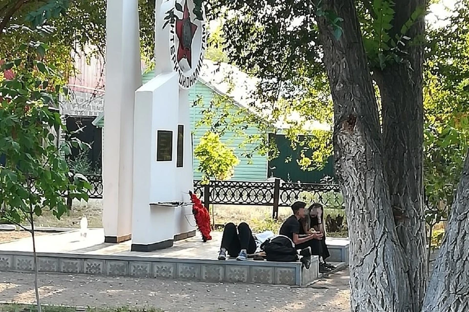Подростки облюбовали для себя место в сквере Зои Космодемьянской. Фото: Послушано Соль-Илецк