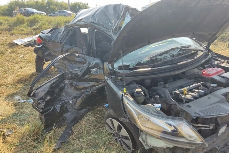 Водитель Kia Rio выехал на "встречку" и угодил под колеса большегруза