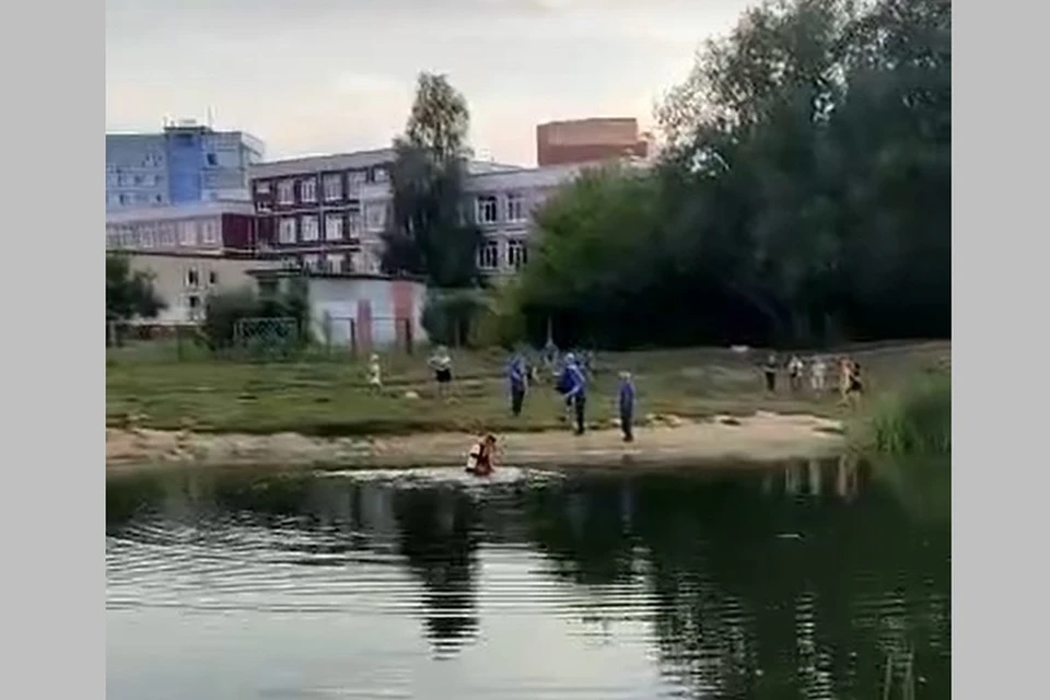 Появилось видео, как водолаз извлекает тело рязанца из пруда в Канищеве.