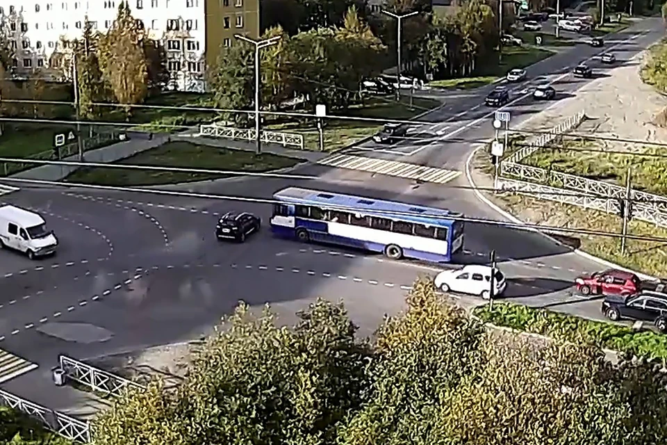 Днем 30 августа в Апатитах произошло ДТП с участием общественного транспорта. Фото: Скриншот видео / vk.com/murmansk_crash