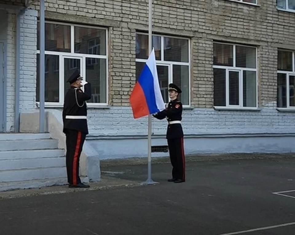 Репетиция церемонии поднятия флага в Школе кадетского движения Ижевска. Фото: родители учеников