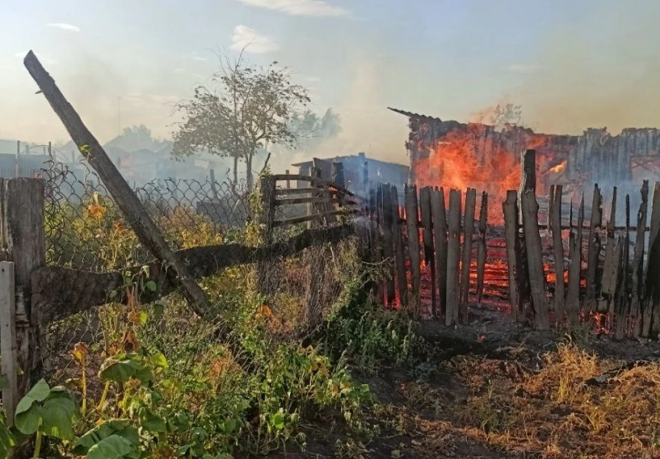 Колхозный двор горит. Пожары. Пожар дома. Сгоревший дом. Крупный пожар.