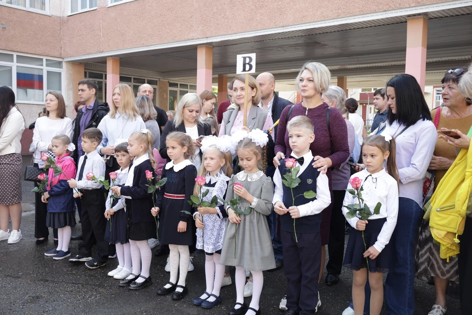 Отменят ли школу 19 января 2024. Школа 1 сентября. Линейка в школе. Школьная линейка 1 сентября. 1 Сентября линейка в школе.