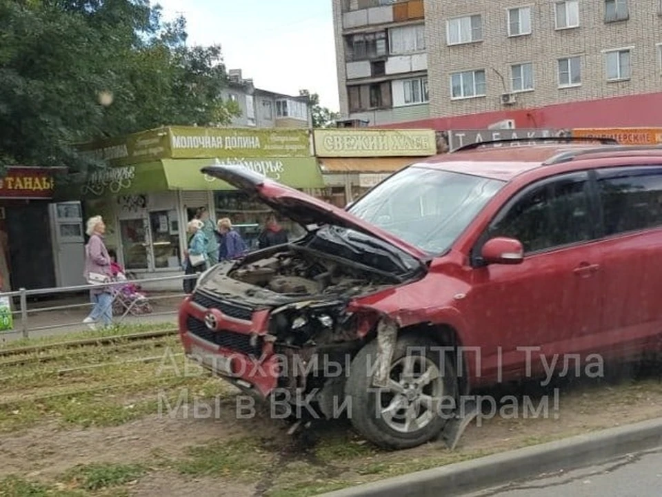 В Туле на улице Металлургов столкнулись Chevrolet и Toyota: один человек госпитализирован