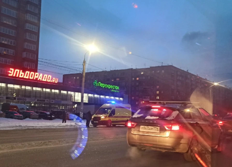 Авария случилась на остановке "Поселок Бабушкина". Фото: читательница КП-Челябинск