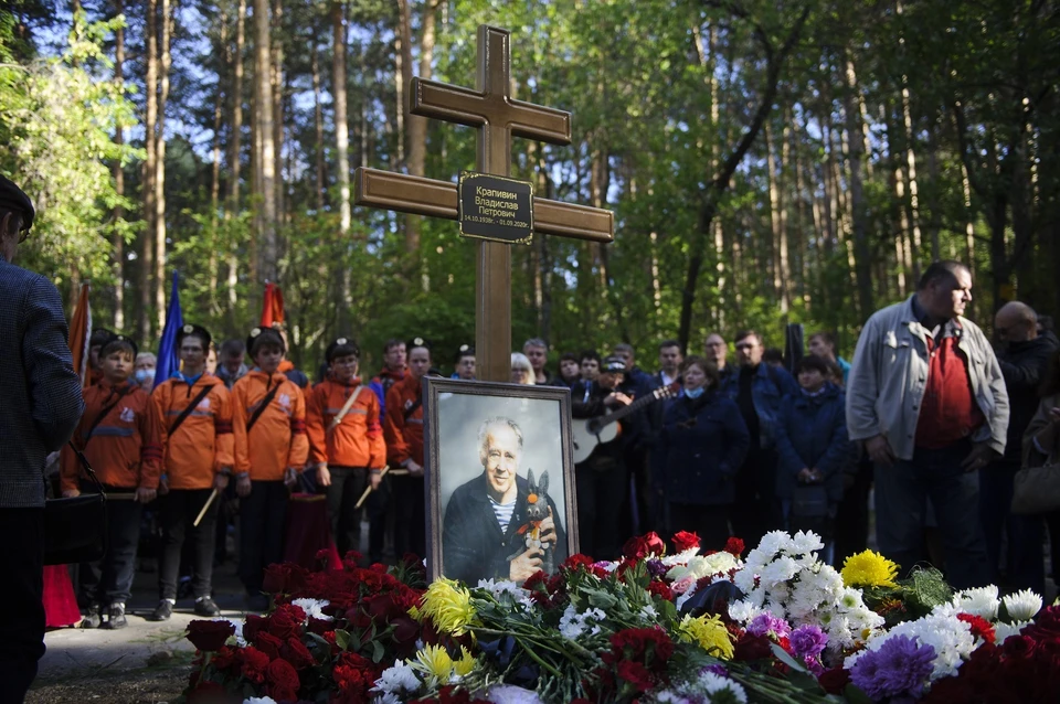 Установить памятник на могиле Крапивина его семье помогли власти Свердловской области