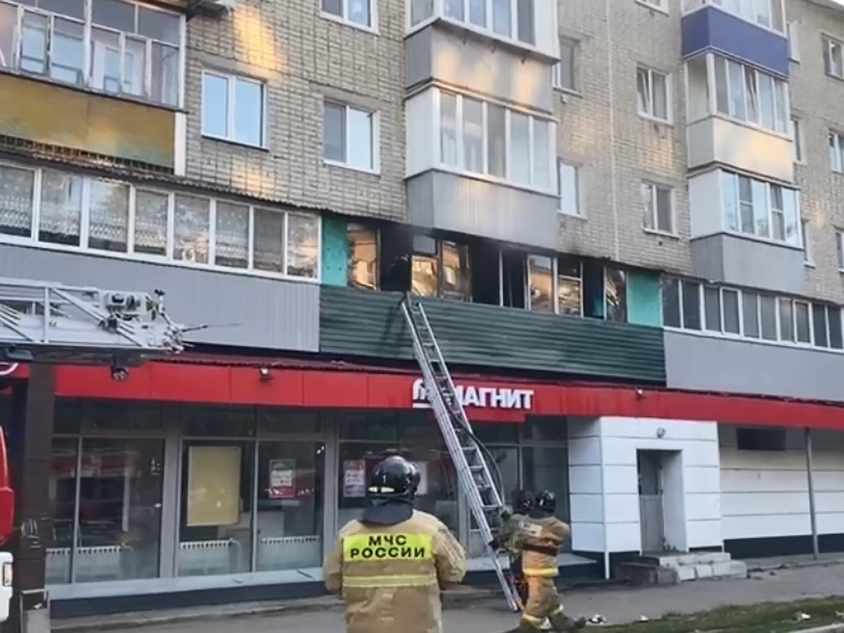 В Ульяновске на Радищева при пожаре эвакуировали жильцов дома и сотрудников  магазина - KP.RU