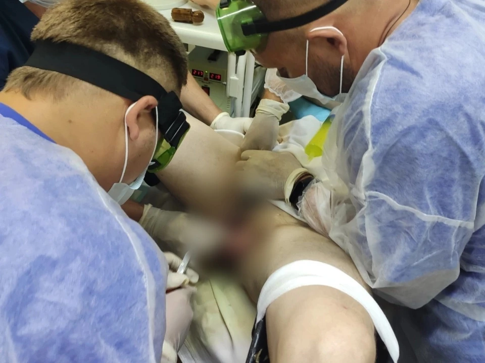 Спасатели спиливают инородные тела под наблюдением врачей