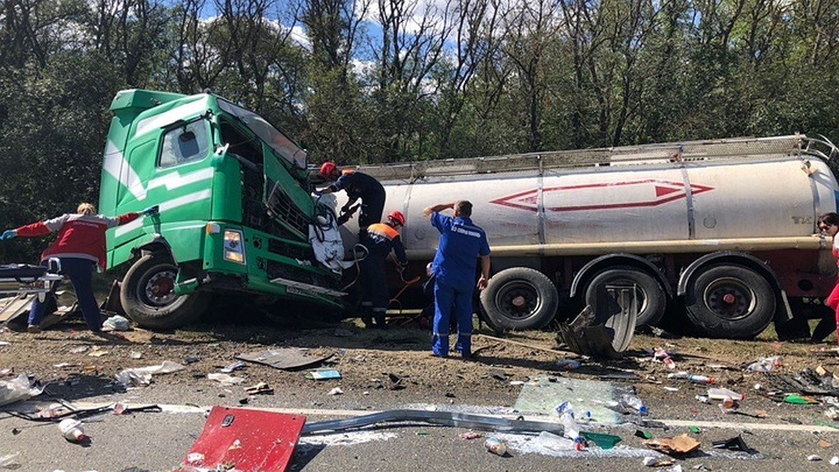 На Кубани в ДТП погибли два водителя столкнувшихся грузовиков - KP.RU