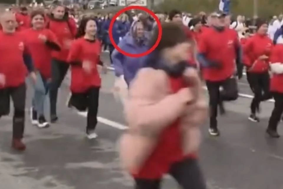 Пожилая леди из Мурманска прославилась после забега на фестивале "Гольфстрим". Фото: скриншот видео/vk.com/i.murmansk