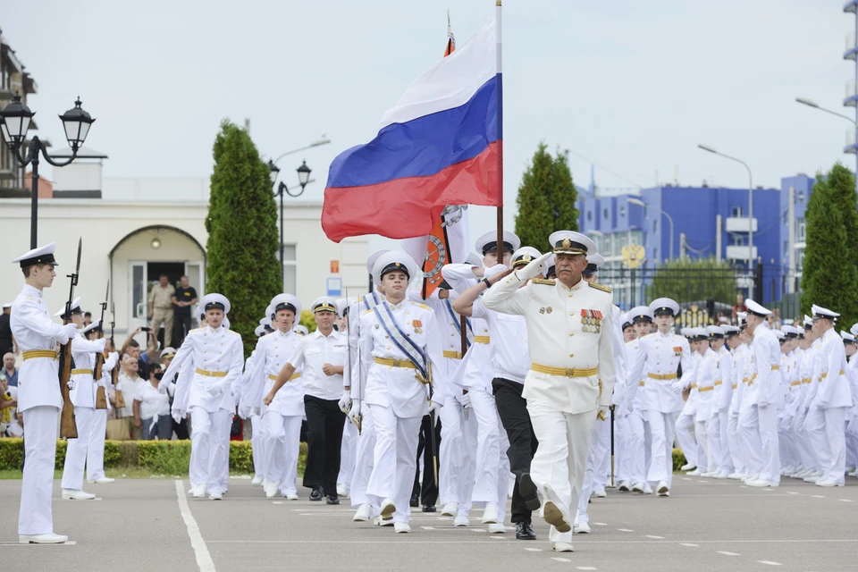 После окончания торжественной части курсанты заложили капусулу времени. Фото: sevnvmu.mil.ru