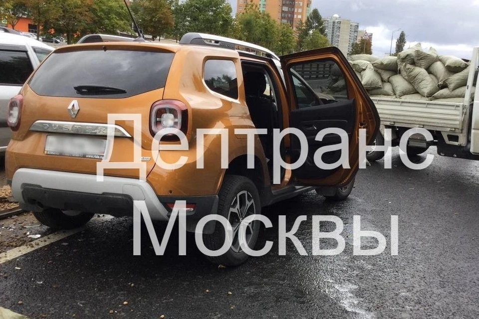Три автомобиля столкнулись на Рублевском шоссе