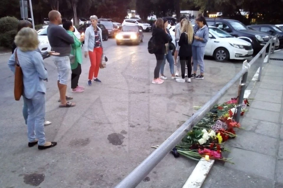 К месту резонансного убийства начали нести цветы. Фото: читатель "КП"