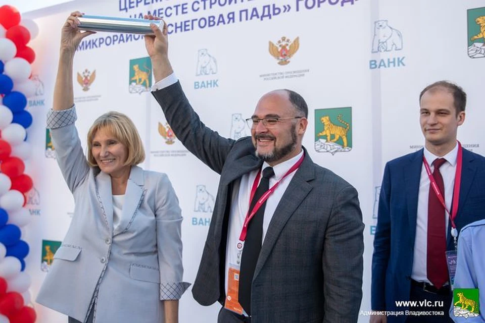 Эльвира Шамонова и Константин Шестаков заложили «капсулу времени». Фото: Максим Долбнин, администрация Владивостока.