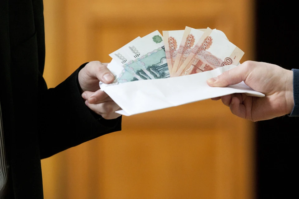 Занимая высокий пост, мужчина помогал бизнесменам миновать осмотры и досмотры их товаров