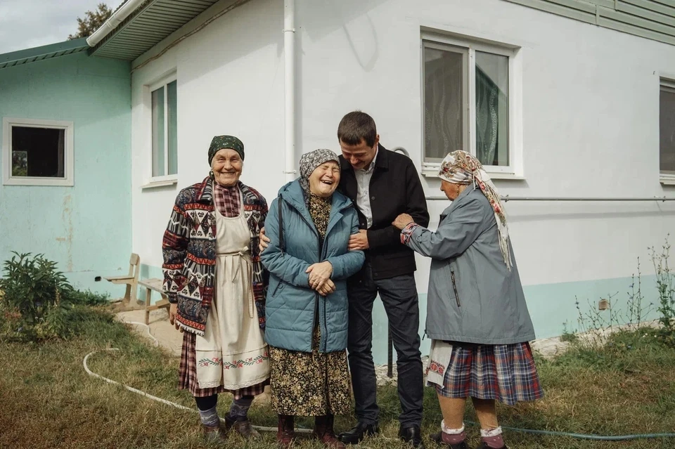 Бабушки давно знакомы с подрядчиком, который строит приют. Он же занимался храмом