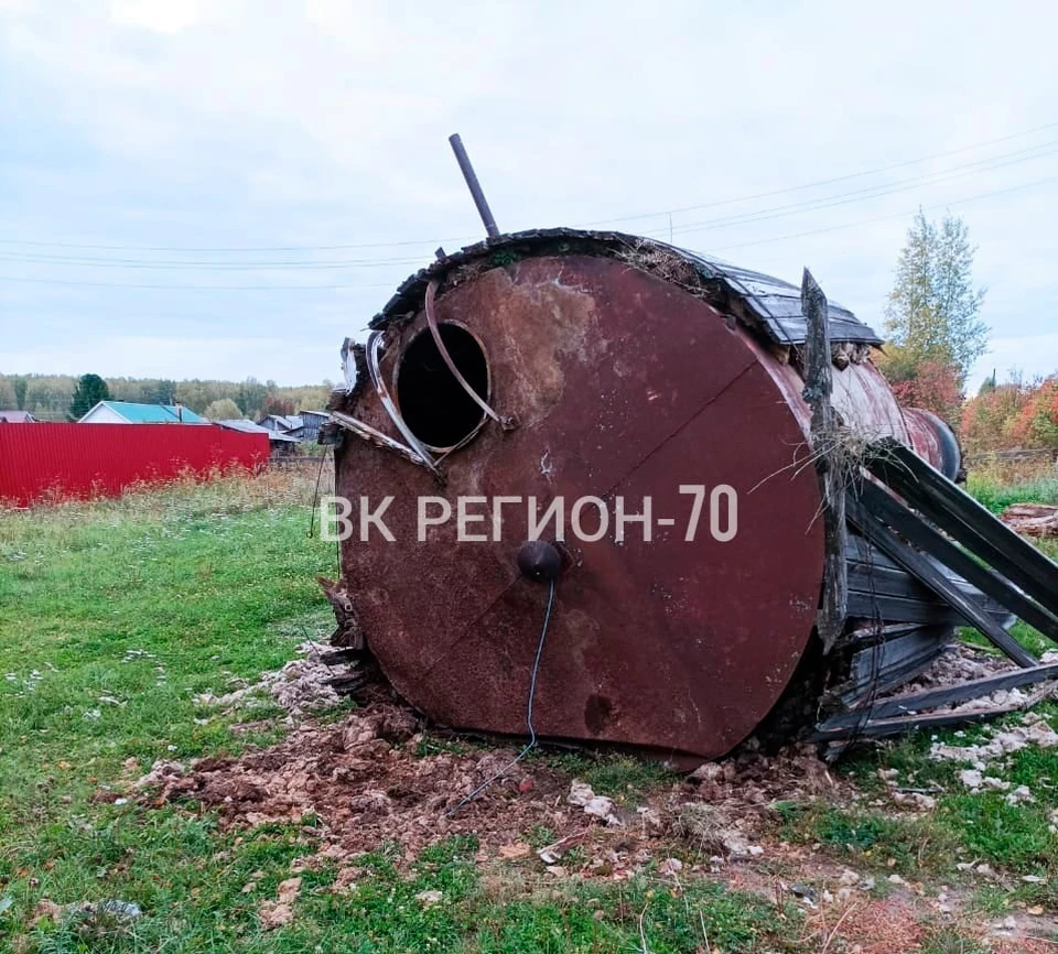 В Томской области из-за ветра упала законсервированная водонапорная башня -  KP.RU