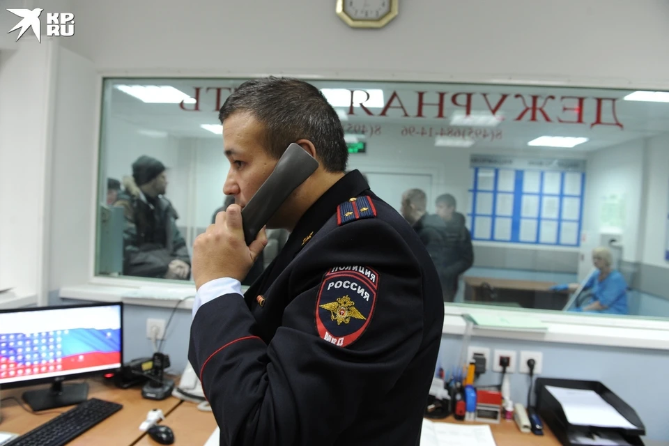 Сотрудники МВД проверяют записи с камер видеонаблюдения и ищут нападавшего.