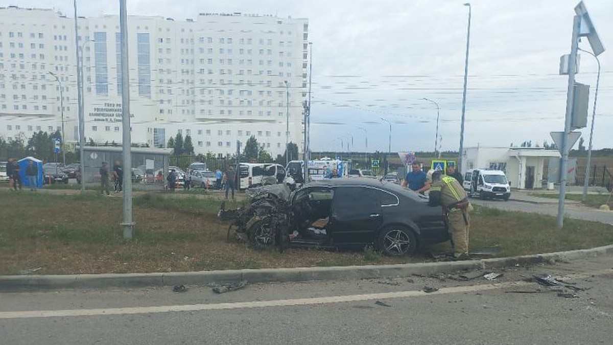 В Симферополе возле больницы имени Семашко микроавтобус столкнулся с  легковушкой: пострадали восемь человек - KP.RU