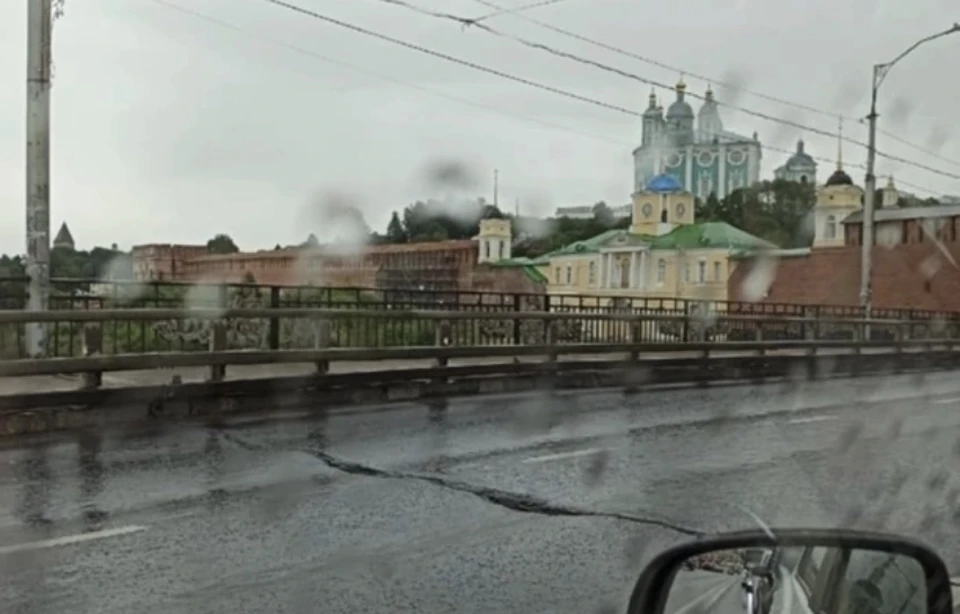 Крупная трещина образовалась на Успенском мосту в Смоленске. Фото: «Drive2 Смоленск» ВКонтакте.