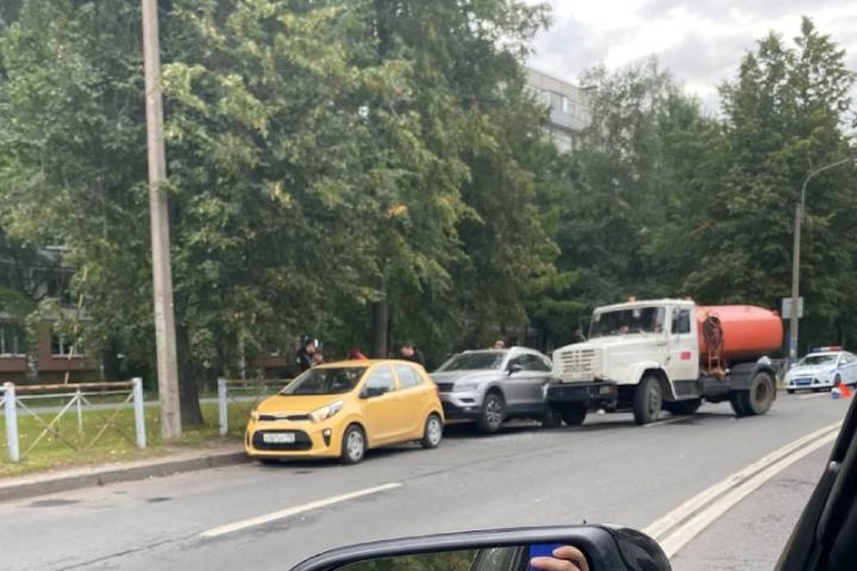 Водовоз протаранил припаркованную машину в Петербурге