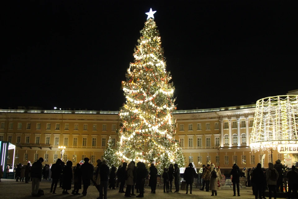 Новогодние праздники в спб. Новогодняя Дворцовая площадь в Санкт-Петербурге 2023. Елка на Дворцовой площади 2023. Елка на Дворцовой площади 2023 СПБ. Елка на Дворцовой 2023 год.