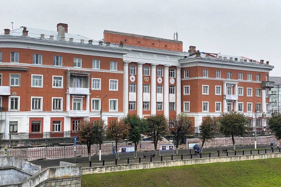 Вид на «Дом Ворошиловских стрелков» с моста.