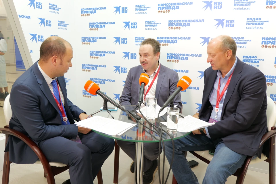 Виктор Ковшевный (в центре) и Денис Сарана (крайний справа) рассказали в студии «КП» на Восточном экономическом форуме, какие проблемы есть в отрасли ломозаготовки.