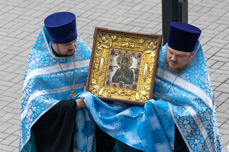 Мироточивая икона Божией Матери прибыла в Воронеж
