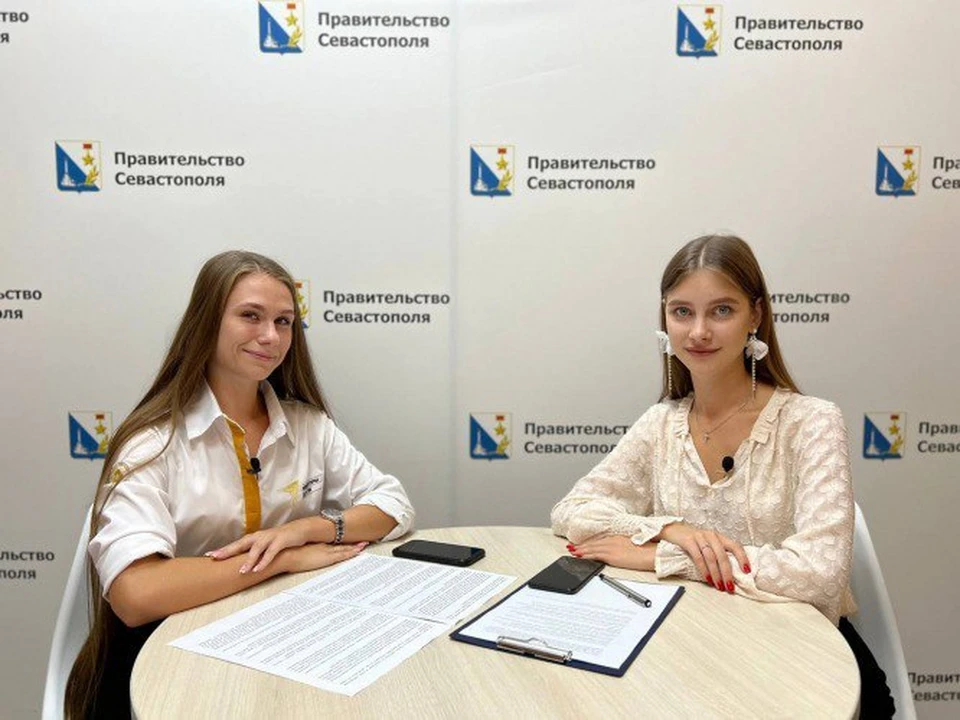 Советник директора по воспитанию билингвальной гимназии №2 София Жулий (слева)