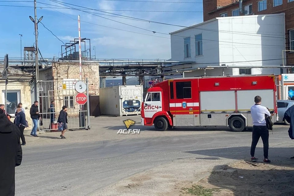 Сотрудники Новосибирского хладокомбината самостоятельно перекрыли трубу после утечки аммиака. Фото: АСТ-54